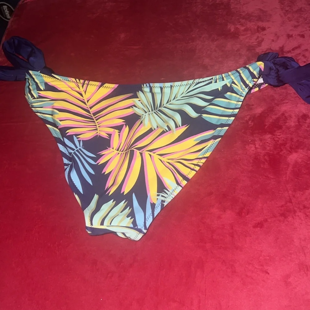 CUPSHE Women Bikini Bottom Tropical Print Tie Sides Low Waited.   Size L.  NWOT.